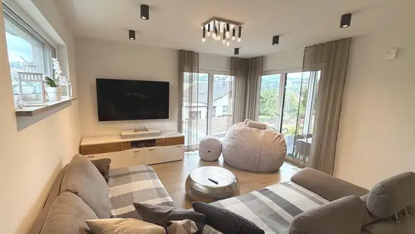 Neubau-Villa 2024: Lichtdurchflutet, nachhaltig, außergewöhnlich. KFW 40plus!