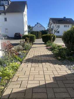gepflegte Aussenanlage und Zugang zum Haus - Maisonette-Wohnung in 69514 Laudenbach mit 187m² kaufen