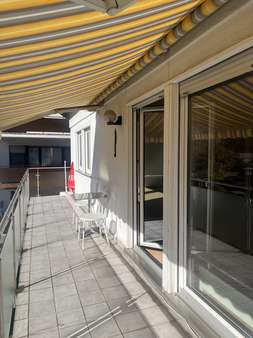 sonniger Balkon entlang der Westseite des Hauses - Maisonette-Wohnung in 69514 Laudenbach mit 187m² kaufen