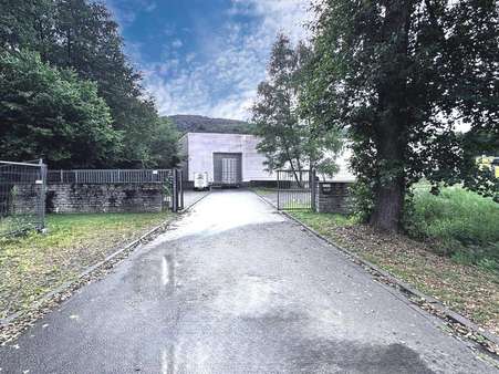 Zufahrt auf das Gelände Zufahrt auf das Gelände - Halle in 64678 Lindenfels mit 3527m² kaufen