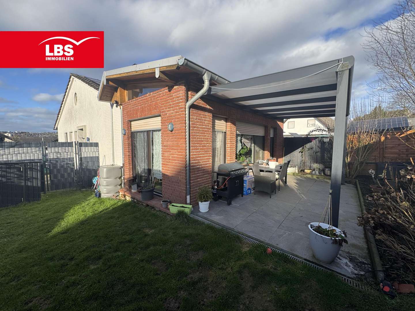 Seitenansicht mit Terrasse - Erdgeschosswohnung in 58739 Wickede mit 85m² kaufen