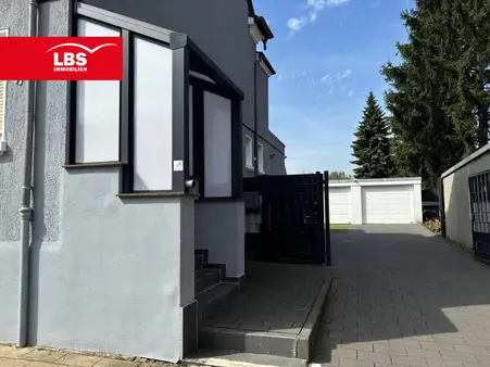 Familienidylle mit großem Garten: Doppelhaushälfte mit Charme und Potenzial
