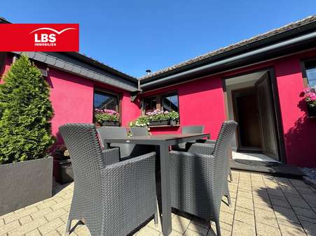 Sitzecke am Gartenhaus Sitzecke am Gartenhaus - Erdgeschosswohnung in 46240 Bottrop mit 98m² kaufen