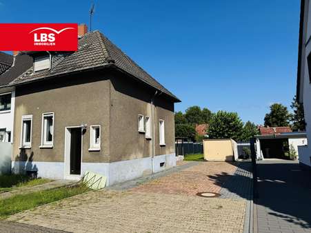Einfahrt Einfahrt - Reihenendhaus in 46240 Bottrop mit 75m² kaufen