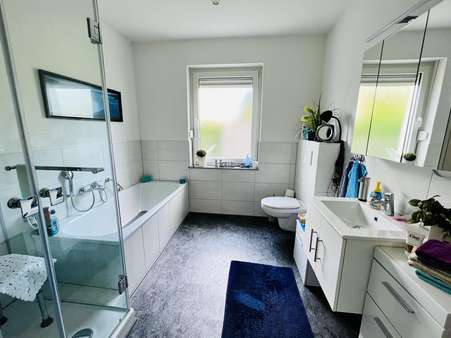 Bad mit Dusche, Wanne und Tageslicht EG - Zweifamilienhaus in 45966 Gladbeck mit 158m² günstig kaufen