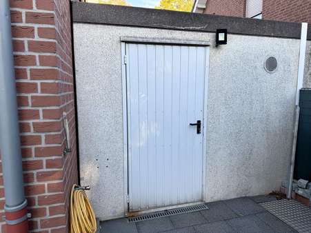 Zugang vom Garten zur Garage - Doppelhaushälfte in 46240 Bottrop mit 132m² kaufen