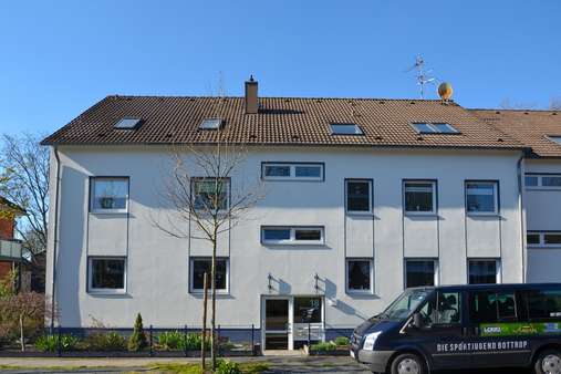 Gebäudeansicht Gebäudeansicht - Dachgeschosswohnung in 46236 Bottrop mit 62m² kaufen