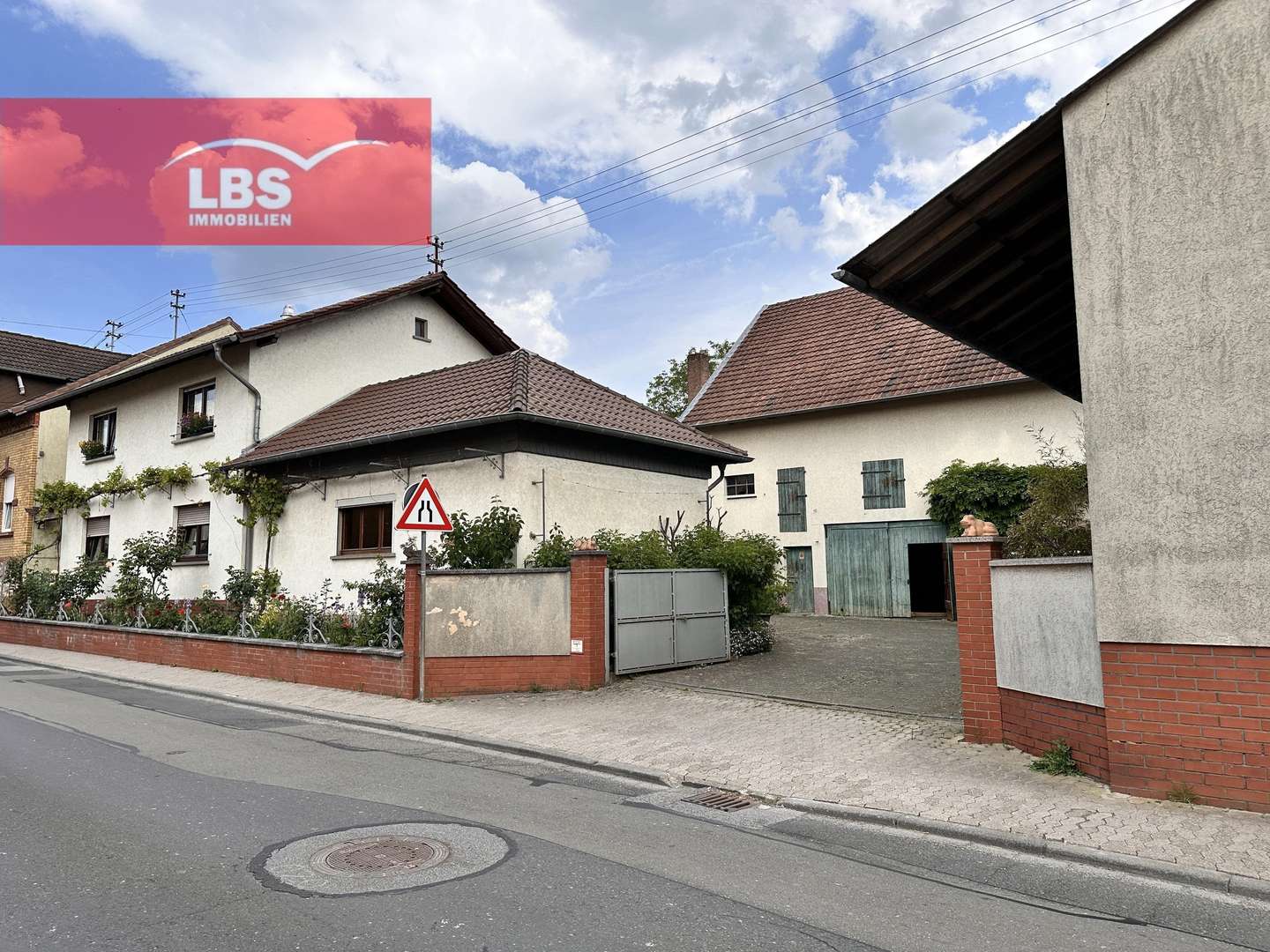 Straßenansicht mit Hofeinfahrt Straßenansicht mit Hofeinfahrt - Einfamilienhaus in 55444 Schweppenhausen mit 136m² kaufen