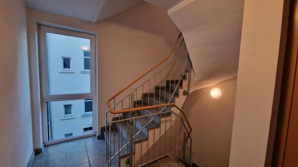 Treppenhaus - Etagenwohnung in 04155 Leipzig mit 121m² als Kapitalanlage kaufen