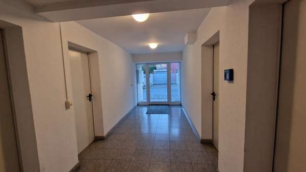 Treppenhaus - Etagenwohnung in 04155 Leipzig mit 121m² als Kapitalanlage kaufen