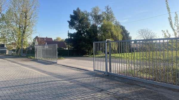 Einfahrt - Werkstatt in 04435 Schkeuditz mit 710m² kaufen