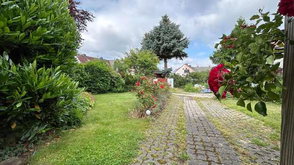 Einfahrt - Doppelhaushälfte in 04159 Leipzig mit 92m² kaufen