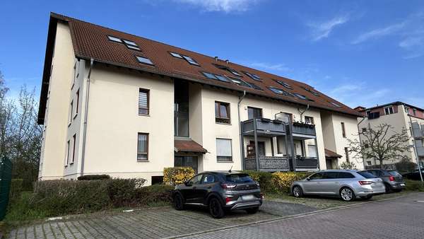 Hausansicht Stellplatz Hausansicht Stellplatz - Dachgeschosswohnung in 04329 Leipzig mit 71m² als Kapitalanlage kaufen