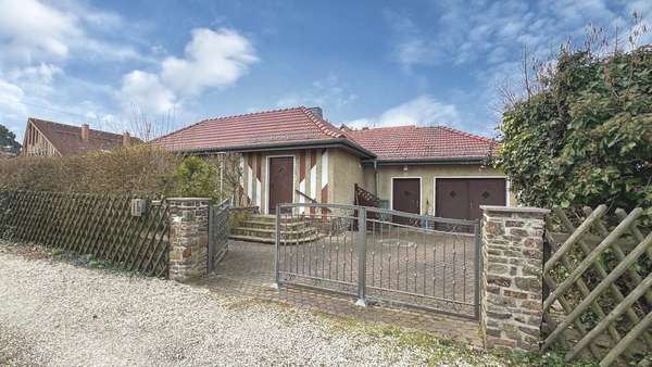 Einfahrt zum Grundstück - Einfamilienhaus in 04288 Leipzig mit 106m² kaufen