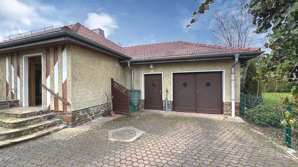 Hauseingang und Garage - Einfamilienhaus in 04288 Leipzig mit 106m² kaufen