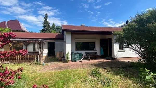 Hausansicht mit Garage - Bungalow in 04288 Leipzig mit 72m² kaufen