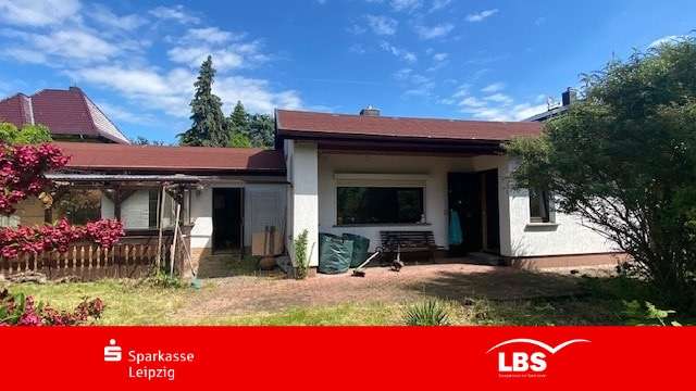 Hausansicht mit Garage - Bungalow in 04288 Leipzig mit 72m² kaufen