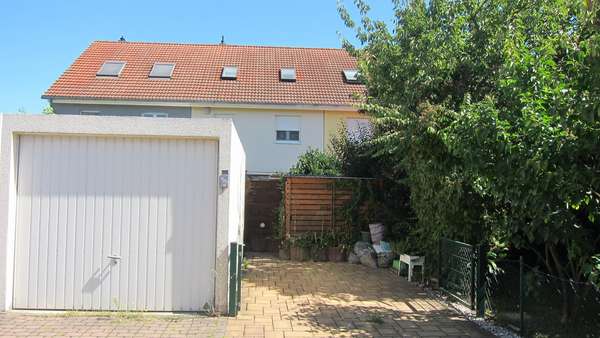 Garage und Stellplatz Garage und Stellplatz - Reihenmittelhaus in 04425 Taucha mit 143m² kaufen