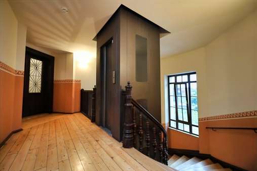 Treppenhaus mit Aufzug - Etagenwohnung in 04109 Leipzig mit 67m² kaufen