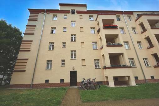 Hausansicht Rückseite Hausansicht Rückseite - Etagenwohnung in 04129 Leipzig mit 74m² kaufen