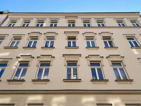 Fassade - Dachgeschosswohnung in 04157 Leipzig mit 56m² als Kapitalanlage kaufen