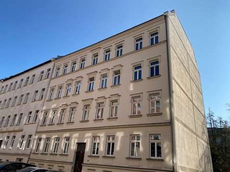 Straßenansicht - Dachgeschosswohnung in 04157 Leipzig mit 56m² als Kapitalanlage kaufen