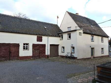 Wohnhaus mit Garagen Wohnhaus mit Garagen - Gastronomie in 04774 Dahlen mit 221m² kaufen