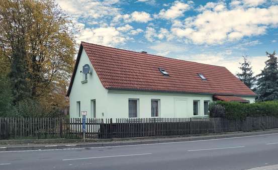 Blick von der Straße - Einfamilienhaus in 04567 Kitzscher mit 130m² kaufen