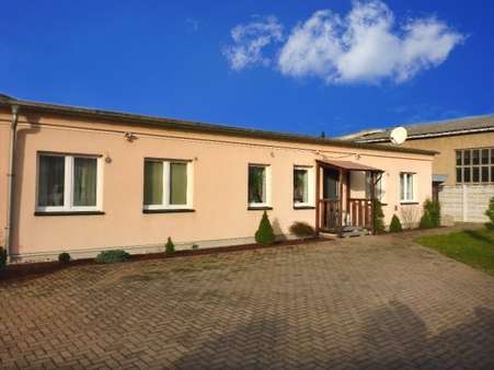 Flachbau, saniert - Zweifamilienhaus in 04523 Pegau mit 344m² kaufen