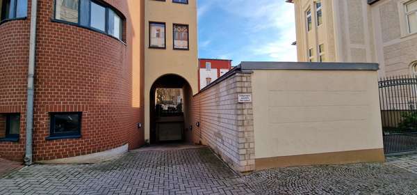 Einfahrt Tiefgarage - Wohn- / Geschäftshaus in 06667 Weißenfels mit 1504m² als Kapitalanlage kaufen