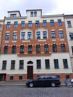 Straßenansicht - Dachgeschosswohnung in 04299 Leipzig mit 74m² als Kapitalanlage kaufen