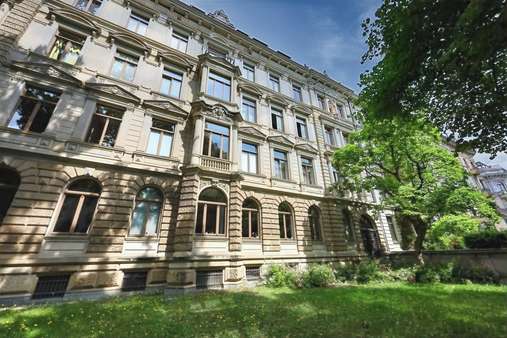 Hausansicht Front - Dachgeschosswohnung in 04109 Leipzig mit 117m² kaufen