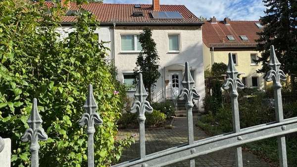 Blick von der Straße  - Doppelhaushälfte in 04179 Leipzig mit 120m² kaufen