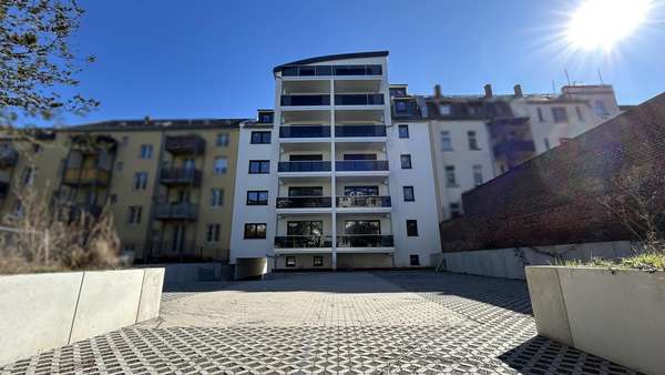 Hofseite Stellplätze - Dachgeschosswohnung in 09119 Chemnitz mit 118m² kaufen