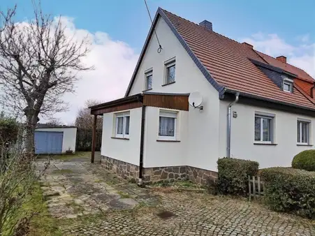 Solide gebaute Doppelhaushälfte mit großem Garten.