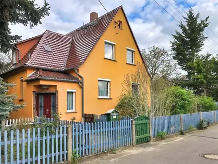 Einfamilienhaus mit großem Grundstück