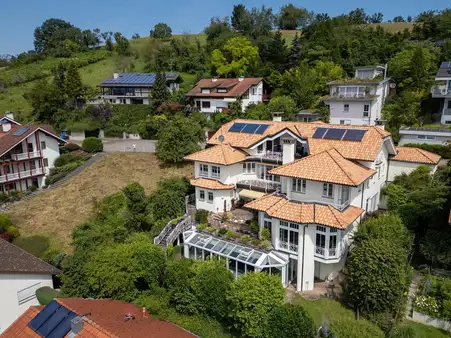 Mediterrane Villa mit Seeblick und Pool
