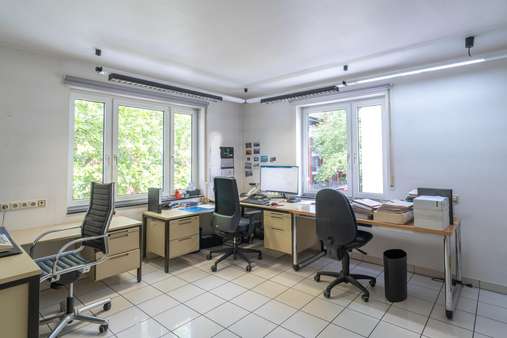 Büro Assistenz Büro Assistenz - Ausstellungsfläche in 78224 Singen mit 142m² kaufen