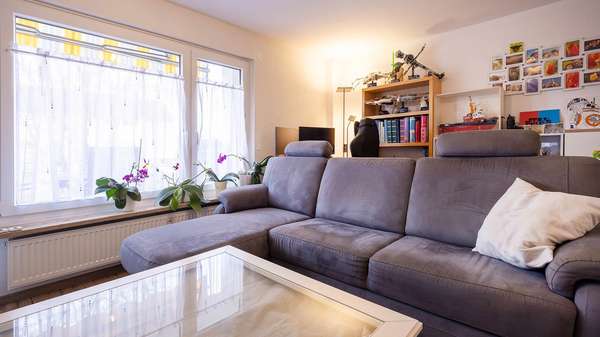 Wohnzimmer mit Balkon - Etagenwohnung in 78315 Radolfzell mit 103m² kaufen