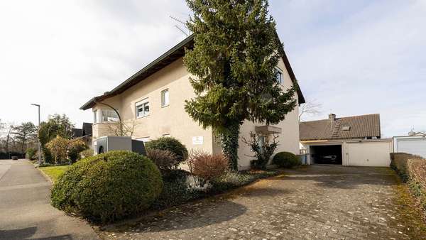 Gebäudeansicht mit Garage - Etagenwohnung in 78315 Radolfzell mit 89m² kaufen