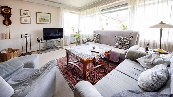 Wohnzimmer mit Kamin - Bungalow in 78256 Steißlingen mit 150m² kaufen