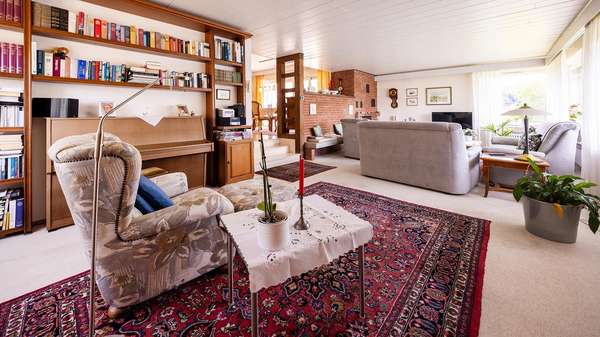 Wohnzimmer mit Kamin - Bungalow in 78256 Steißlingen mit 150m² kaufen