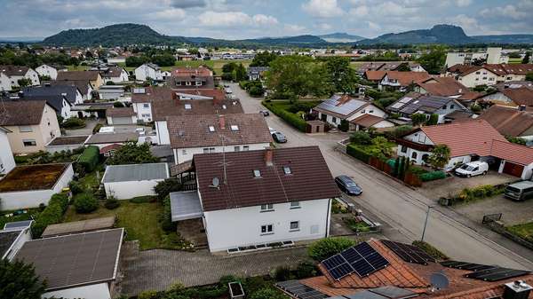 Luftaufnahme - Zweifamilienhaus in 78239 Rielasingen-Worblingen mit 188m² kaufen