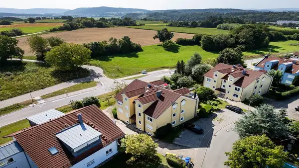 Stilvoll wohnen: Sanierte 3-Zimmer-Wohnung mit Balkon und Garage