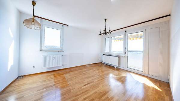 Wohnzimmer mit großem Südbalkon Wohnzimmer mit großem Südbalkon - Etagenwohnung in 78315 Radolfzell mit 79m² kaufen