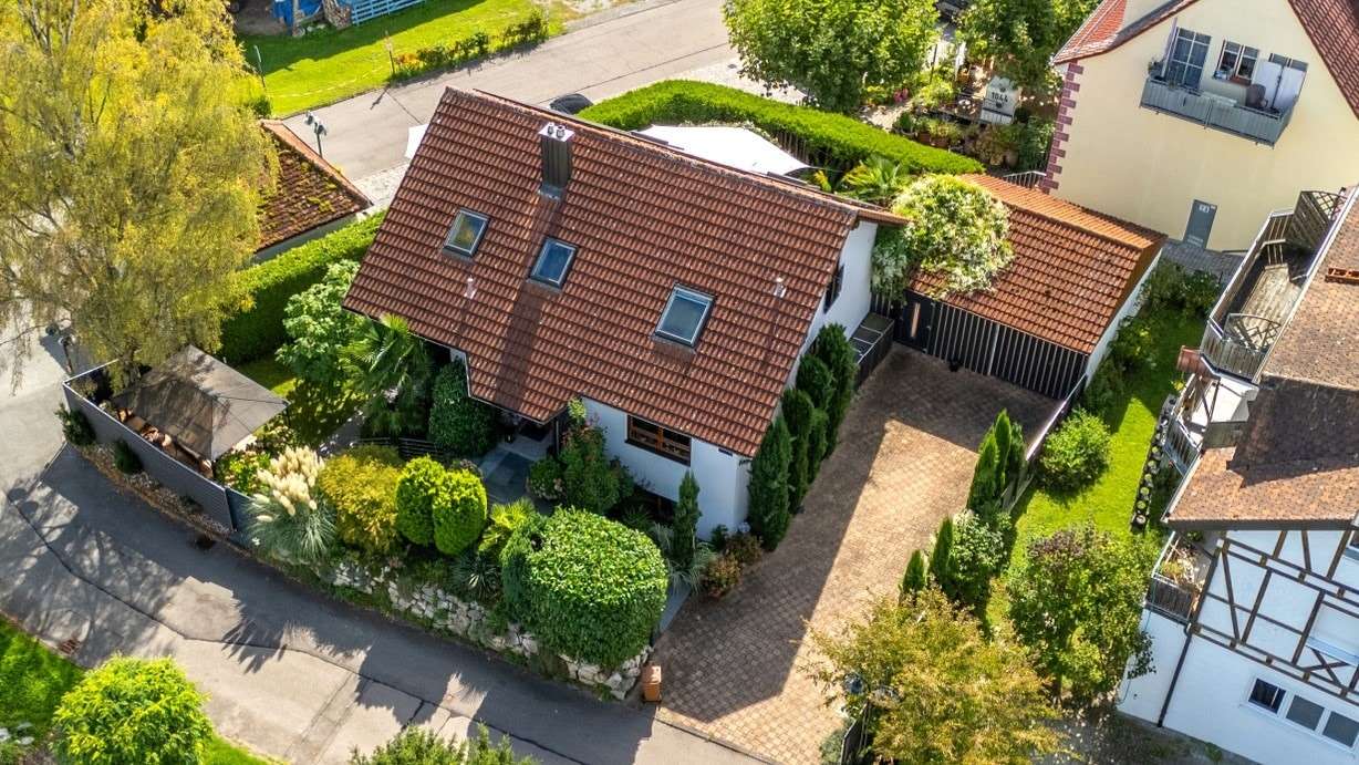 Luftaufnahme Straßenseite Luftaufnahme Straßenseite - Zweifamilienhaus in 78343 Gaienhofen mit 199m² kaufen