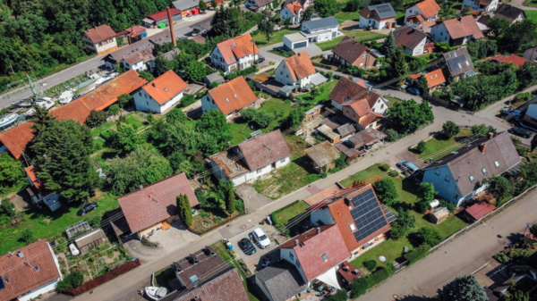 Luftaufnahme mit Umgebung - Einfamilienhaus in 78333 Stockach mit 117m² kaufen
