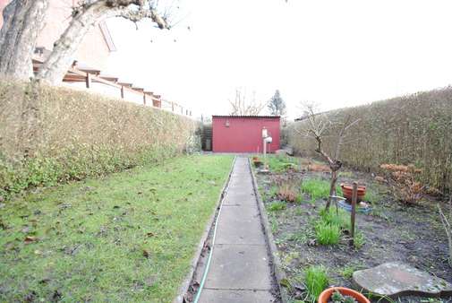 Blick in den Garten - Reihenendhaus in 24147 Kiel mit 97m² günstig kaufen