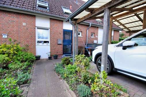 Eingangsbereich mit Carport - Reihenmittelhaus in 24145 Kiel mit 100m² kaufen