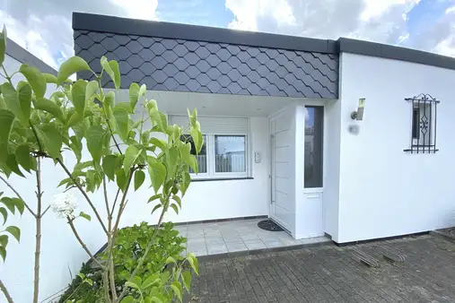 Schöner, modernisierter Gartenhof-Bungalow mit Garage in Kiel-Elmschenhagen